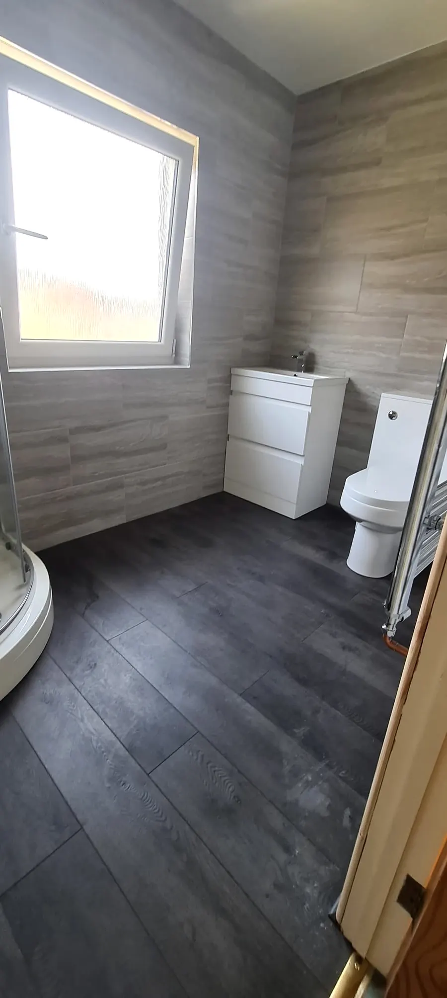 Bathroom with wood-effect wall panels and vanity unit